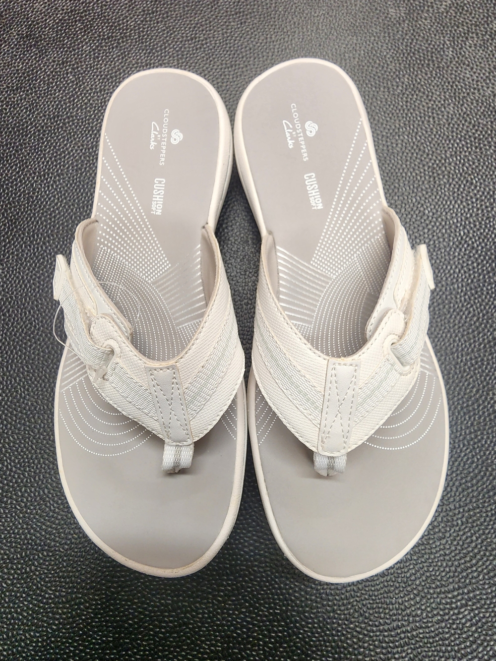 NWOT SZ 7 WHITE CLARKS CLOUDSTEPPERS FLIP FLOP SANDALS.
